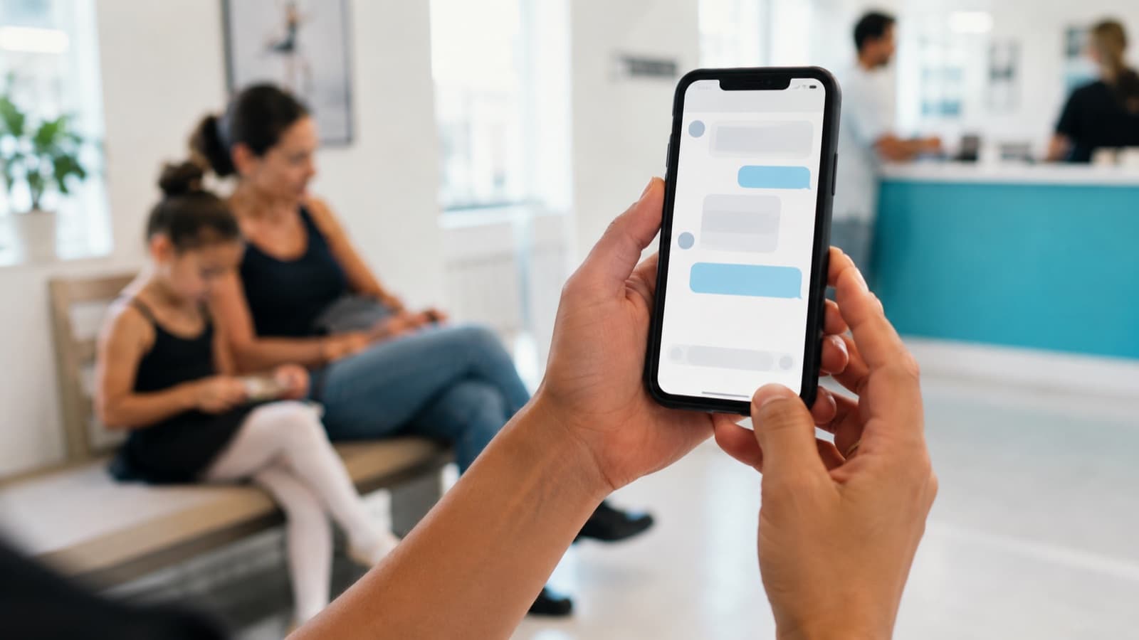 Celular mostrando conversa de WhatsApp de uma escola de dança respondendo uma mãe interessada