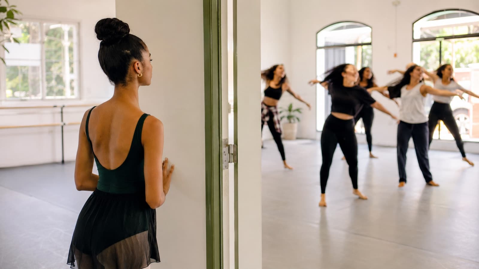Dona de escola de dança sobrecarregada entre o celular, papéis e a sala de aula