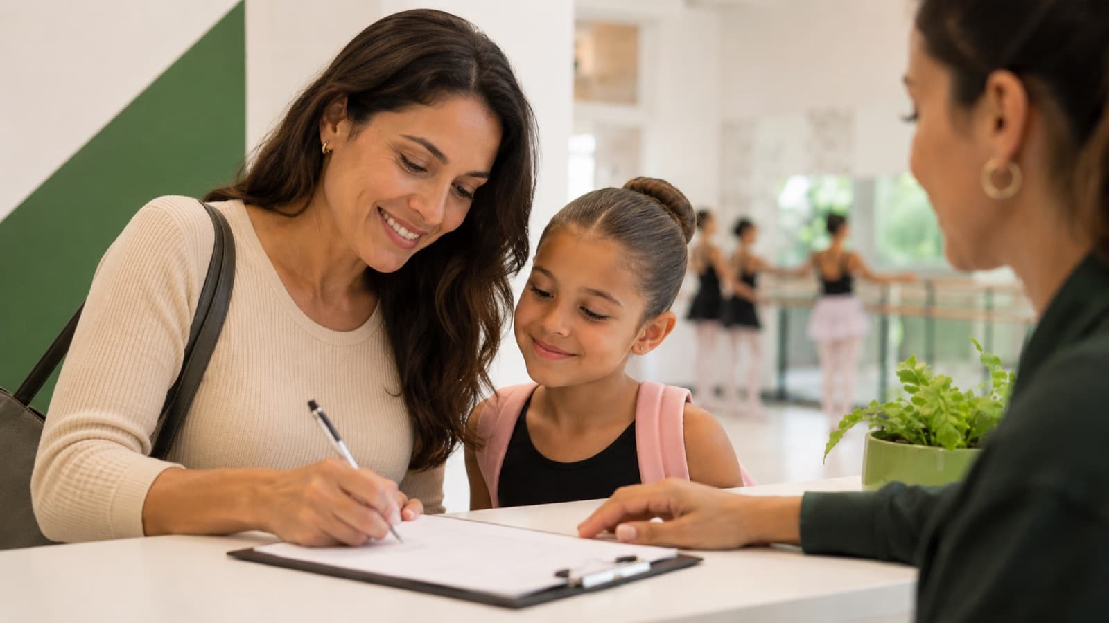 Contrato de matrícula de escola de dança sendo assinado na recepção